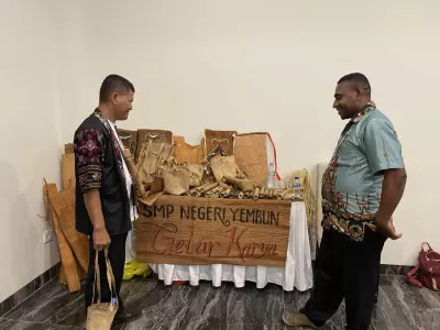 Kepala BGP bersama Kepsek SMP Yembun